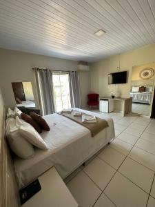 um quarto com uma cama grande num quarto em Recife Palace Hotel em Parauapebas