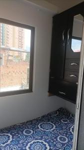 1 dormitorio con 1 cama con tocador y ventana en Habitacion 401,402,403,404, en Medellín