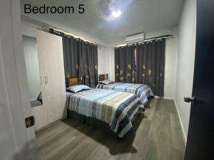 um quarto com 2 camas e uma janela em Drasa Homestay em Lautoka
