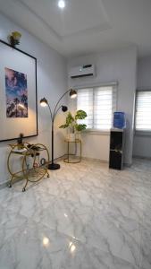 SHORTLETMART Apartments في ليكى: غرفة معيشة مع أرضية رخام ونوافذ