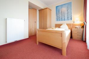 Postel nebo postele na pokoji v ubytování Hotel Landhof Simeter GMBH