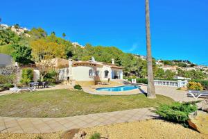 モライラにあるAlldo - hill side with private pool in Morairaの庭にスイミングプールがある家