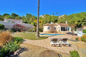 モライラにあるAlldo - hill side with private pool in Morairaの芝生の椅子2脚とプール付きの家