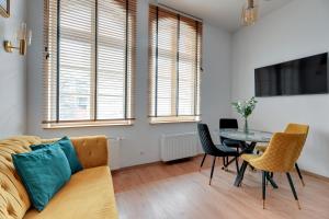 Televízia a/alebo spoločenská miestnosť v ubytovaní Wałowa Waterlane - Fitness & Gym by Blue Mandarin