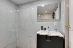 Kúpeľňa v ubytovaní Wałowa Waterlane - Fitness & Gym by Blue Mandarin