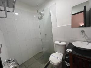 Salle de bains dans l'établissement Perla Suites Malecón