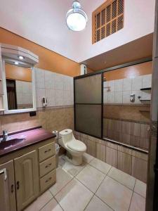 a bathroom with a toilet and a sink at Casa primavera Quepos in Quepos