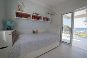 - une chambre avec un lit et une vue sur l'océan dans l'établissement Beautiful lux Villa Ilias Salamina, à Salamine