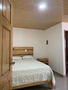 Ένα ή περισσότερα κρεβάτια σε δωμάτιο στο Hotel Internacional de Colón