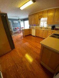 cocina con armarios de madera y suelo de madera dura en Stone Mountain Cozy Home, en Snellville