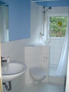 ヴェルニゲローデにあるWaldhausのバスルーム(洗面台、トイレ、シャワー付)