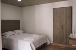 Ένα ή περισσότερα κρεβάτια σε δωμάτιο στο Hotel Internacional de Colón
