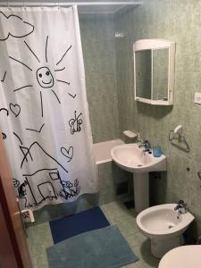 uma casa de banho com uma cortina de chuveiro e um lavatório em Apartments with a parking space Murvica, Brac - 22780 em Bol