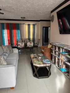 普羅維登西亞萊斯的住宿－R & A turquoise Rental，客厅配有沙发和桌子