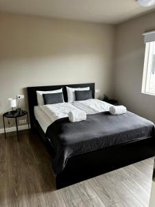 Кровать или кровати в номере Apartments in Hofn