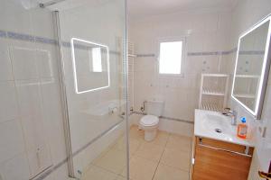 Kúpeľňa v ubytovaní Kathrin - beautiful little house in pretty grounds with lovely views in Benissa