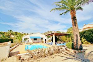 Bazén v ubytovaní Kathrin - beautiful little house in pretty grounds with lovely views in Benissa alebo v jeho blízkosti