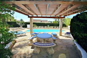 Bazén v ubytovaní Kathrin - beautiful little house in pretty grounds with lovely views in Benissa alebo v jeho blízkosti
