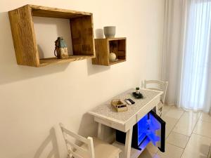 een kamer met een tafel met een blauw item erop bij Salto Nel Blu in Leverano