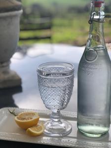 um copo de água e uma garrafa numa mesa em Luxury winter escape with Mountain Views by Scotch Hill Truffle Farm em Neerim South