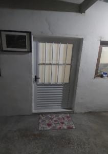 een deur in een kamer met een mat ervoor bij Suítes João e Maria maranduba n 300 in Ubatuba