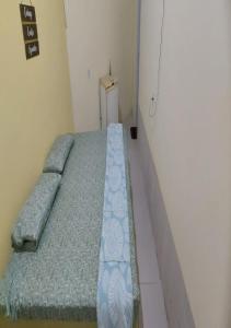 een bed in een kleine kamer met bij Suítes João e Maria maranduba n 300 in Ubatuba