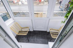 Stunning 3 br house near Leeds City Centre with Free Parking في Hunslet: وجود كرسيين امام الباب