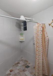 een badkamer met een douchegordijn en een plafond bij Suítes João e Maria maranduba n 300 in Ubatuba