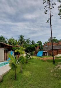 een uitzicht op de tuin van een resort met een zwembad bij Suítes João e Maria maranduba n 300 in Ubatuba