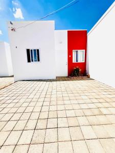 un edificio blanco y rojo con una puerta roja en Sun Shine Entire Home Santa Ana en Santa Ana