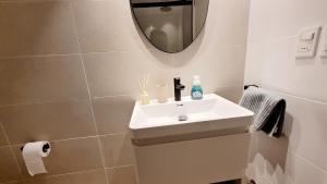 bagno con lavandino bianco e specchio di Hermoso apartamento con terraza! Punta Carretas a Montevideo