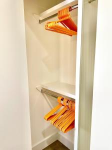 um closet com toalhas cor de laranja e amarela em Tiny House Centrally Located in Great Neighborhood em Phoenix