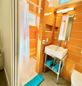 La salle de bains est pourvue d'un lavabo et d'une douche. dans l'établissement Tiny House Centrally Located in Great Neighborhood, à Phoenix