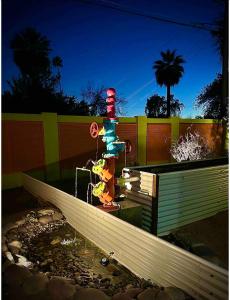 une bouche d'incendie devant une clôture colorée dans l'établissement Tiny House Centrally Located in Great Neighborhood, à Phoenix