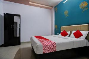 Łóżko lub łóżka w pokoju w obiekcie OYO Hotel Sanwariya Residency