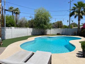 una piscina en un patio con una valla en Windsor Room en Phoenix
