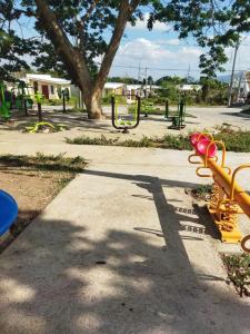 um parque com um parque infantil com uma árvore e escorregas em Malvar Lodge 