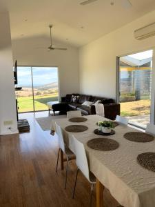 ein Wohnzimmer mit einem Tisch und einem Sofa in der Unterkunft Lush Pastures in Bald Hills
