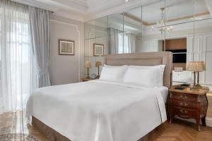 Postel nebo postele na pokoji v ubytování King George, a Luxury Collection Hotel, Athens