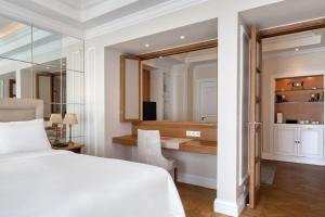 Postel nebo postele na pokoji v ubytování King George, a Luxury Collection Hotel, Athens