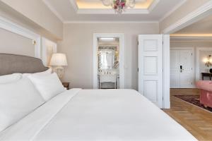 Postel nebo postele na pokoji v ubytování King George, a Luxury Collection Hotel, Athens