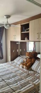 twee teddyberen op een bed in een slaapkamer bij Apto. inteiro c/ Piscina no Portal Ipês Cajamar SP in Cajamar