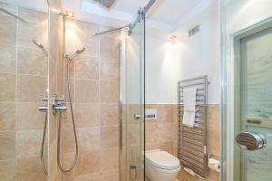 bagno con doccia e servizi igienici. di Kampenkliff ehemals Walter´s Hof a Kampen