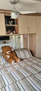 een teddybeer op een bed in een slaapkamer bij Apto. inteiro c/ Piscina no Portal Ipês Cajamar SP in Cajamar