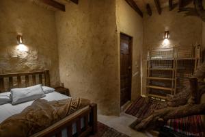 ein Schlafzimmer mit einem Bett und einem Bücherregal in der Unterkunft Olive Garden House Siwa in Siwa