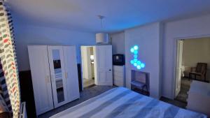 sypialnia z niebieskimi ścianami i łóżkiem w pokoju w obiekcie Converted Bungalow In Bexley w mieście Streatham Hill