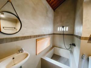 TampaksiringCountry Side Room in Taro Tegallalang的浴室里有洗手池和镜子