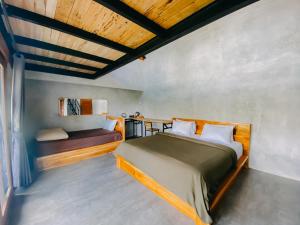 TampaksiringCountry Side Room in Taro Tegallalang的带床和沙发的卧室