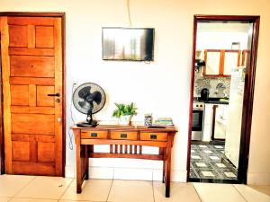 Camera con tavolo, ventilatore e porta di Cobertura com área Goumet- 4 quartos a Cabo Frio