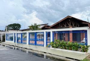 SOLAR DA BRAN Mosqueiro - Pará في بيليم: مبنى بأبواب زرقاء على جانب شارع
